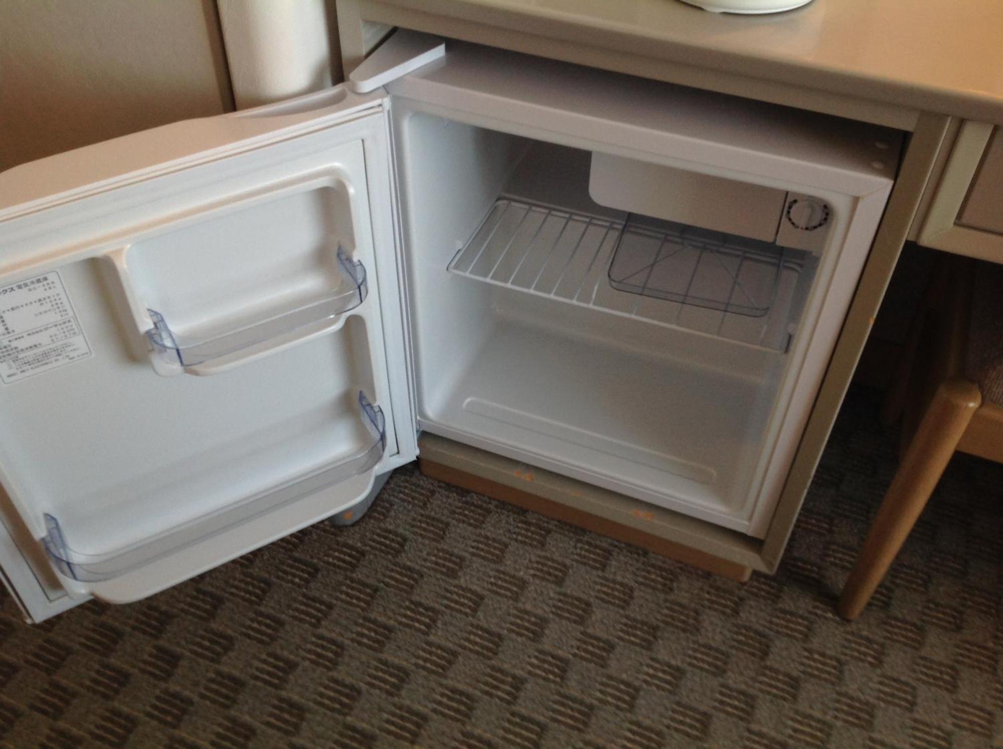 Shin Furano Prince Hotel Quarto foto A mini-fridge in a hotel room