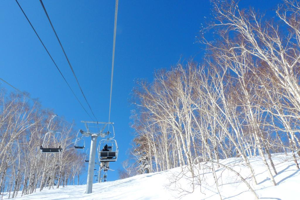 Shin Furano Prince Hotel Exterior foto The ski lift at Furano Ski Resort