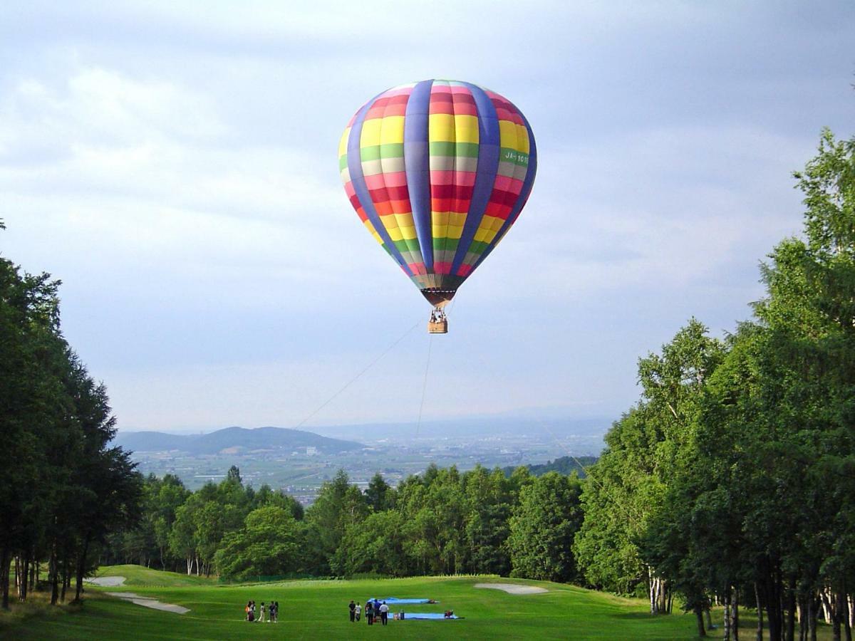 Shin Furano Prince Hotel Exterior foto Hot air balloon over the golf course
